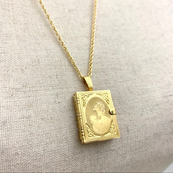 Vintage Jewelry - Vintage Locket Necklace